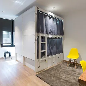Hostel Airhostel Barcelona Airport 24h, El Prat de Llobregat
